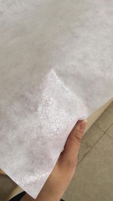 Papel para bordar con el que se funden los tejidos de bordado